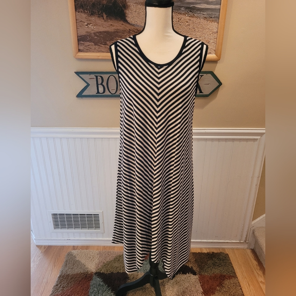 BLACK AND WHITE STRIPE DRESS